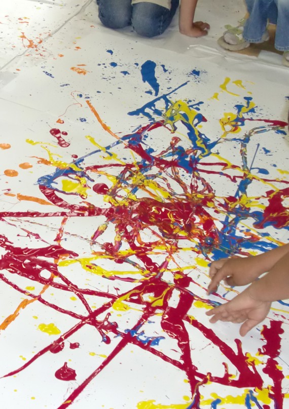 Teaser führt zur Schmidt-Haus-Seite &quot;Kunst für Kinder&quot;. Kinder beim Action Painting. 